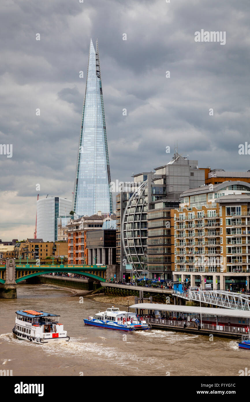 El Shard, el río Támesis y propiedades de Riverside, Londres, Inglaterra Foto de stock