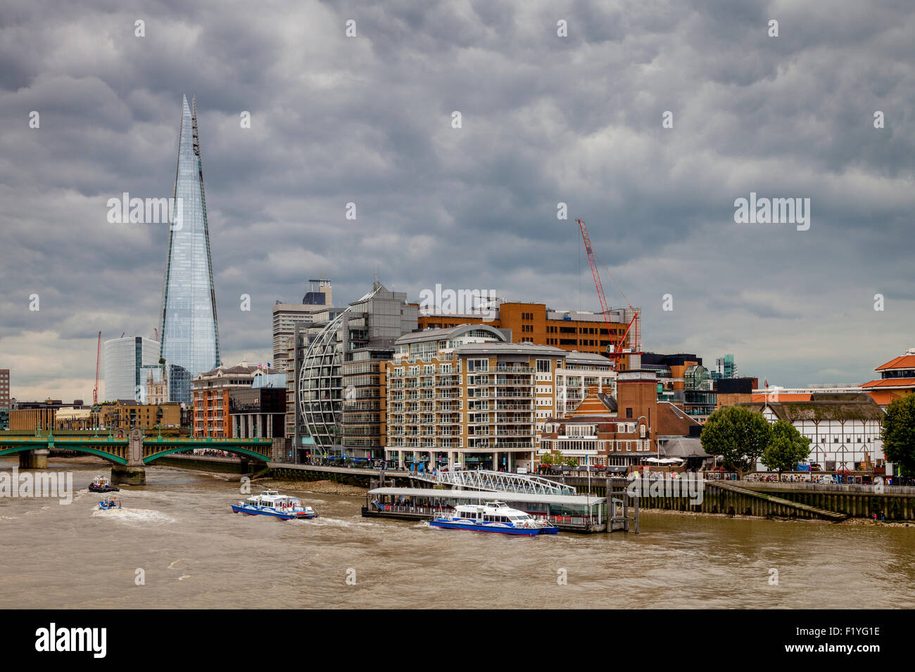 El Shard, el río Támesis y propiedades de Riverside, Londres, Inglaterra Foto de stock
