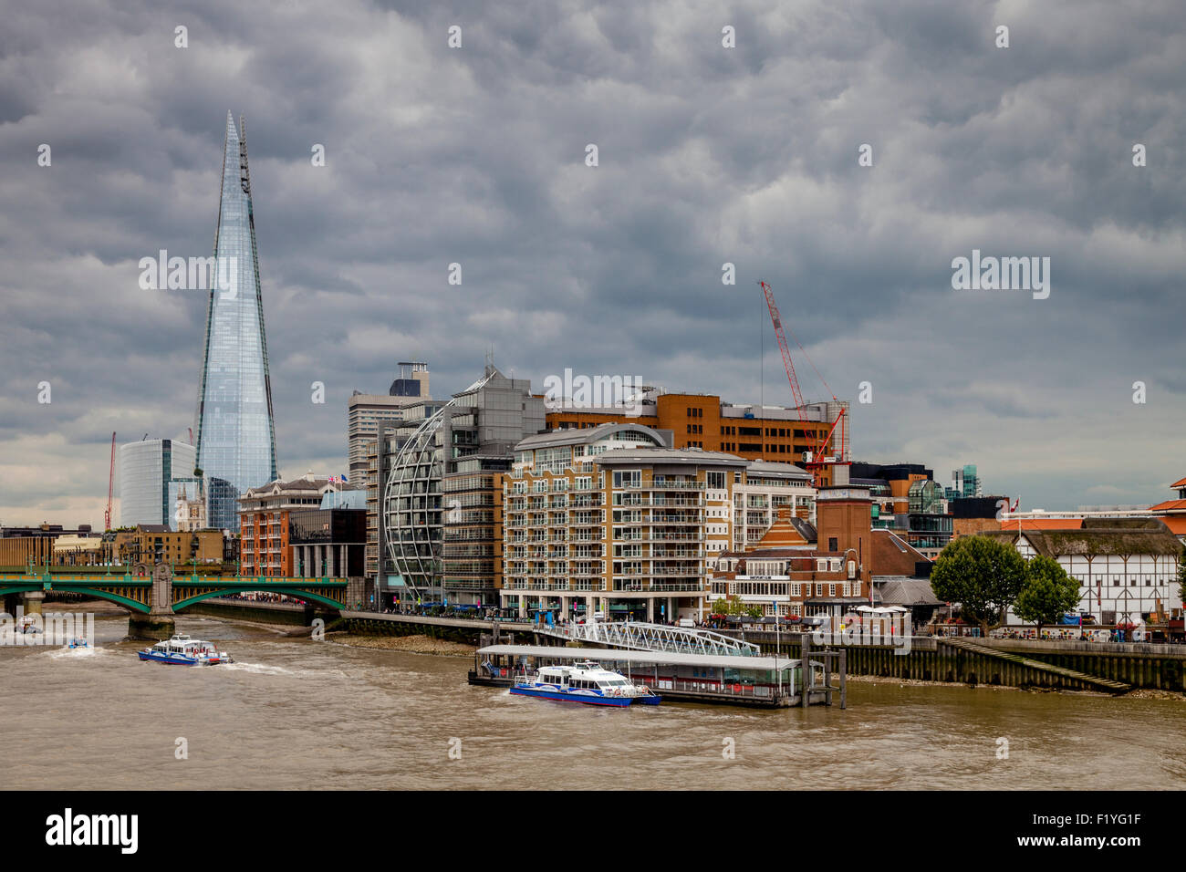 El Shard, el río Támesis y propiedades de Riverside, Londres, Inglaterra Foto de stock