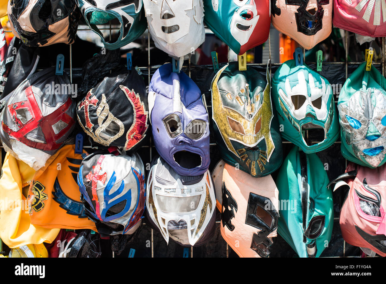 Ciudad de México, México - Máscaras de disfraces en euskera de Chapultepec, un gran parque público y popular en el centro de la Ciudad de México. Foto de stock