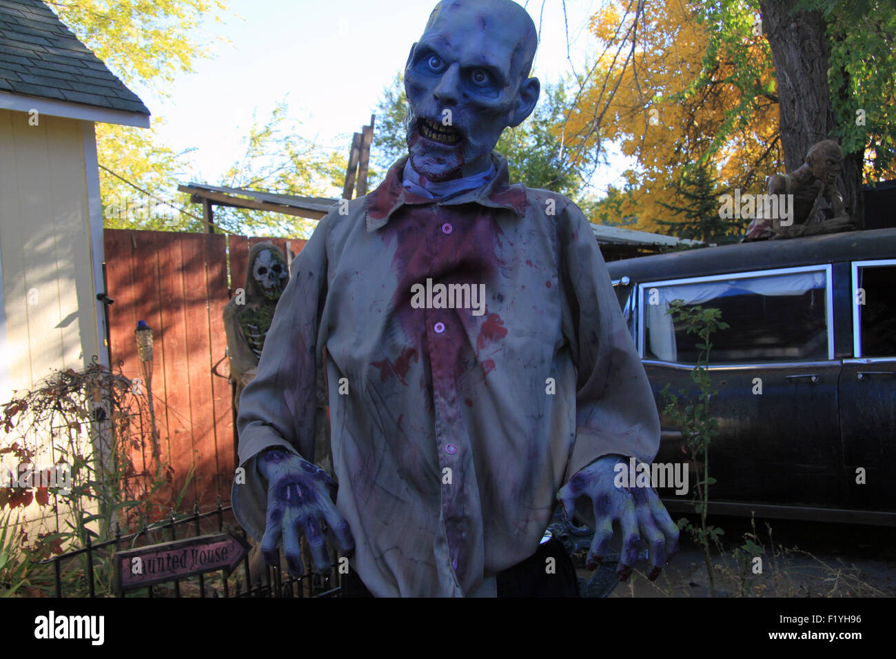 Macabro monstruo anfitrion en Halloween se sitúa delante de una carroza  fúnebre Fotografía de stock - Alamy