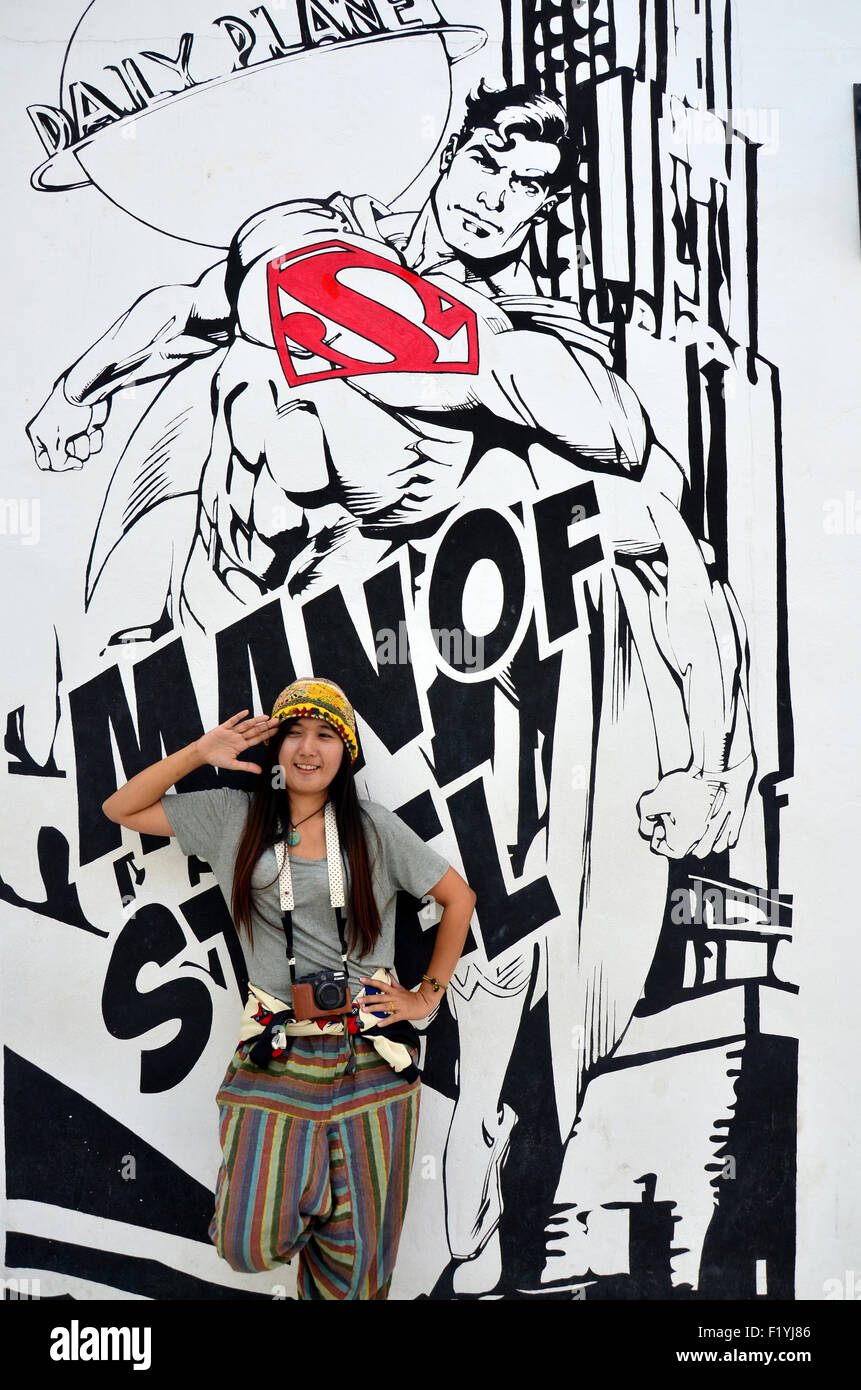 Las Mujeres Tailandesas Vertical Con El Arte De La Pintura En La