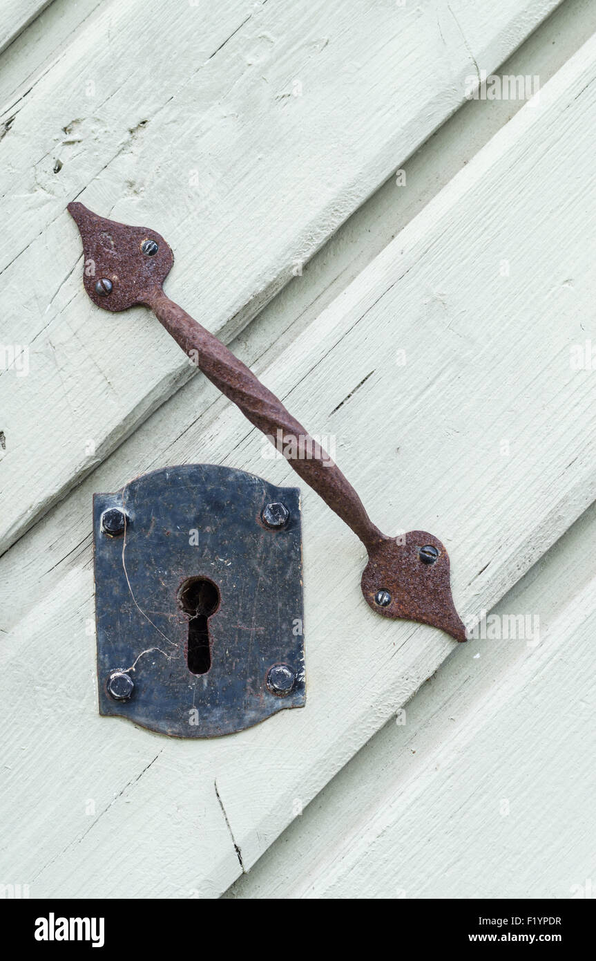 Estilo retro keyhole y antigua empuñadura de puerta oxidada Foto de stock