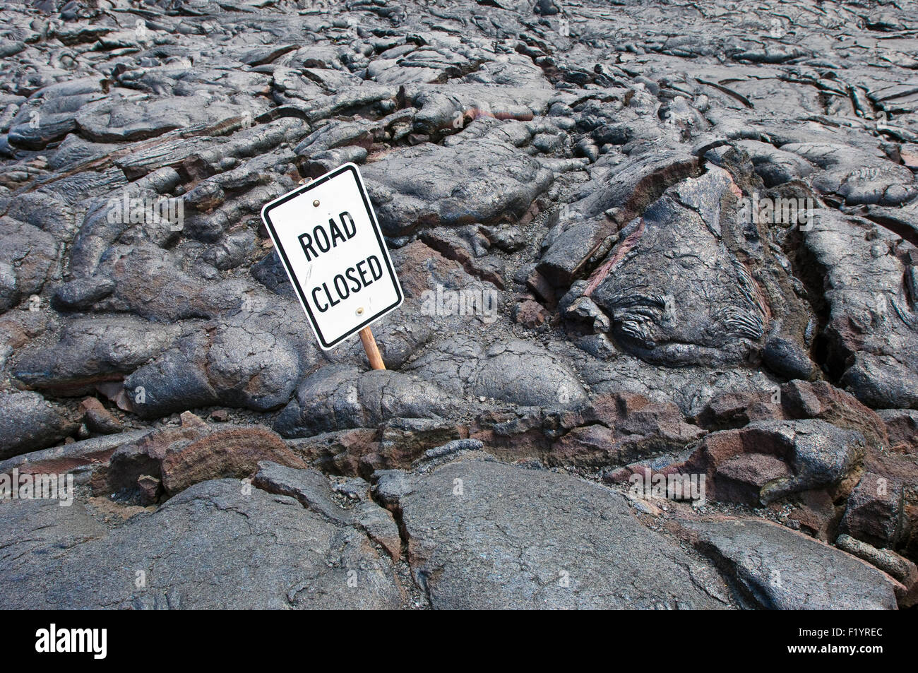Flujo de lava y señales de carretera en cadena de cráteres Road, Big Island, Hawai Foto de stock