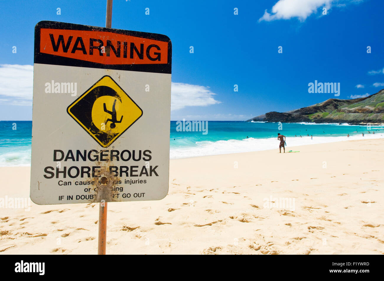 Un signo de advertencia de salto de orilla peligrosa en Sandy Beach en Oahu, Hawaii Foto de stock