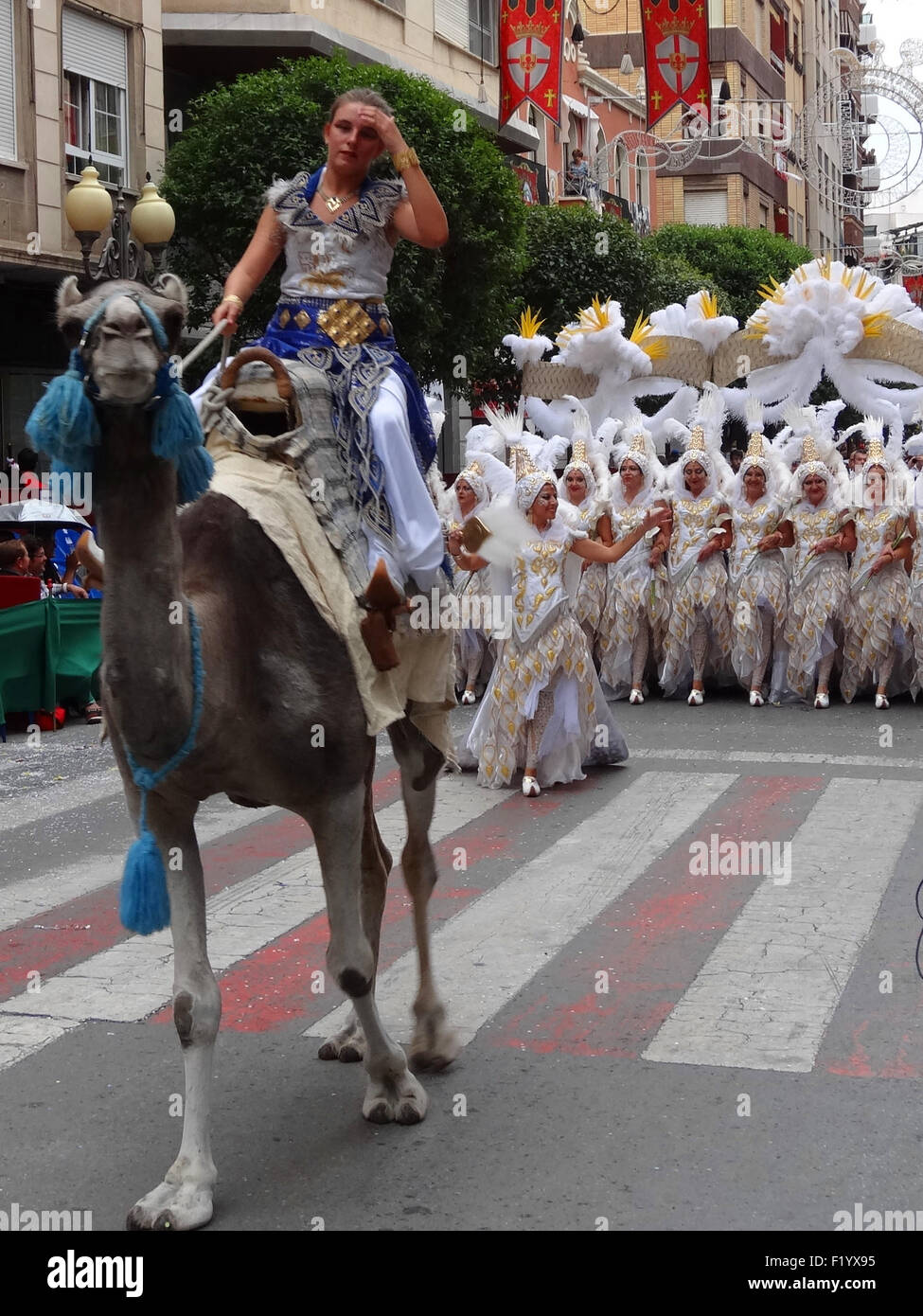 Villena, España. 5 Sep, 2015. La gente vestida con trajes tradicionales  durante el desfile de Moros y Cristianos en Villena, en España, el 5 de  septiembre de 2015. Esta tradicional fiesta anual,