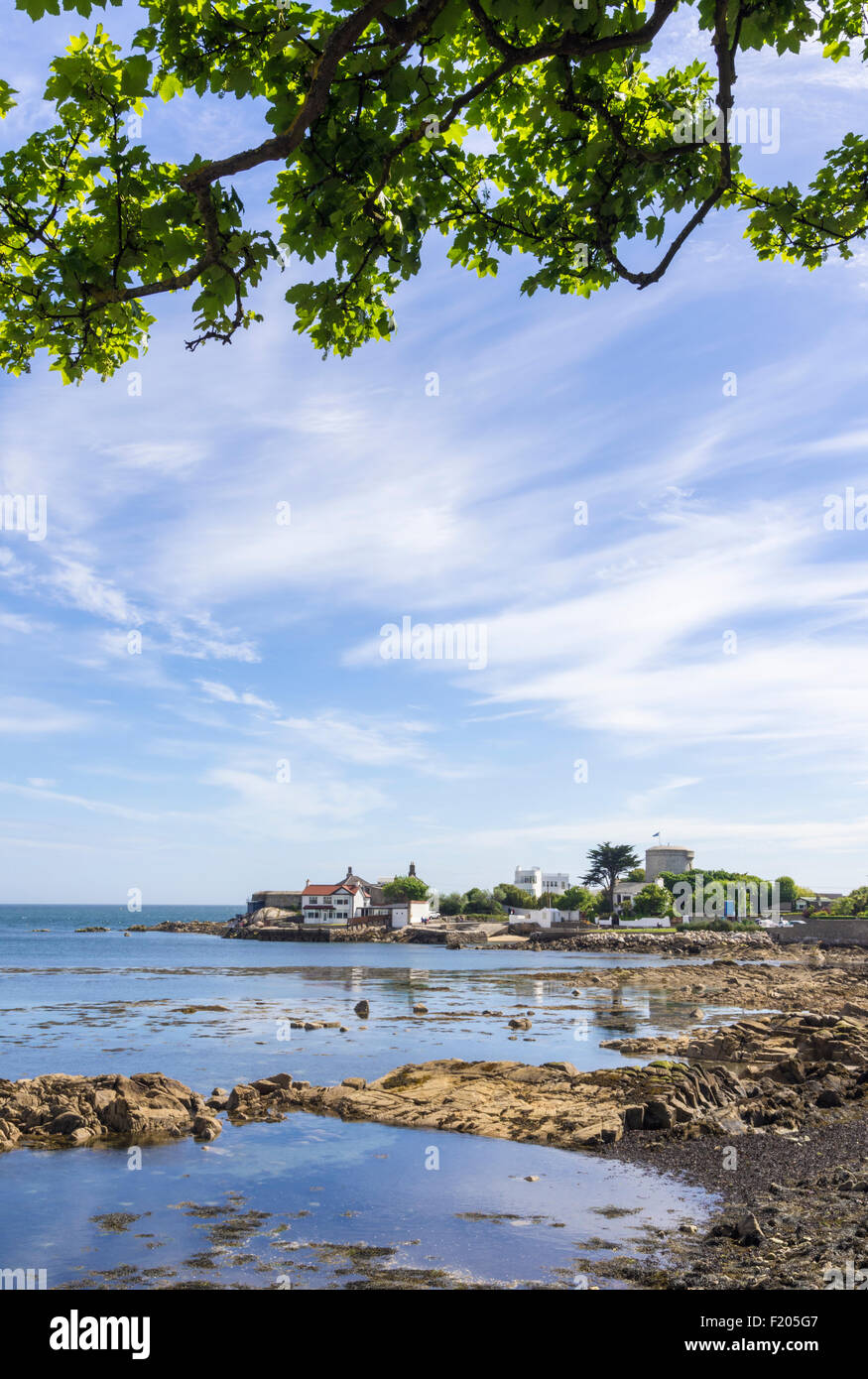 Costa rocosa de Scotsman's Bay en Sandycove, Dun Laoghaire-Rathdown, Irlanda Foto de stock