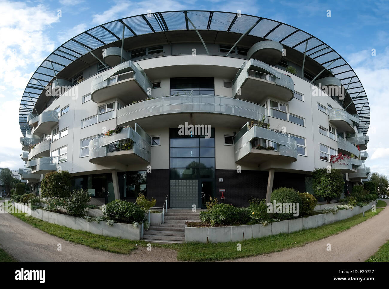 Moderna casa redonda en la isla Strahlau cerca de Berlín Foto de stock
