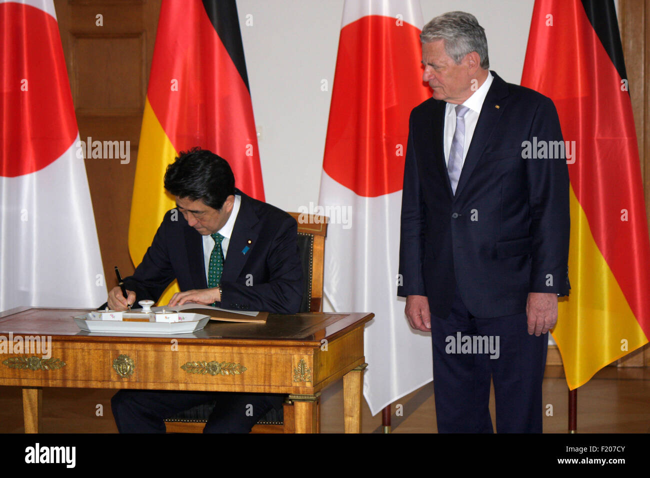 Shinzo Abe, Joachim Gauck - Treffen des japanischen Ministerpraesidenten mit dem dt. Bundespraesidentne, Schloss Bellevue, 30. Un Foto de stock