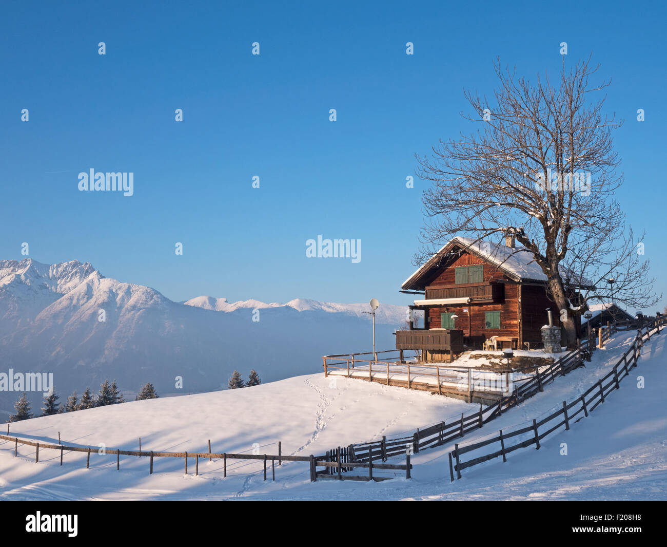Hütte in den Alpen Foto de stock