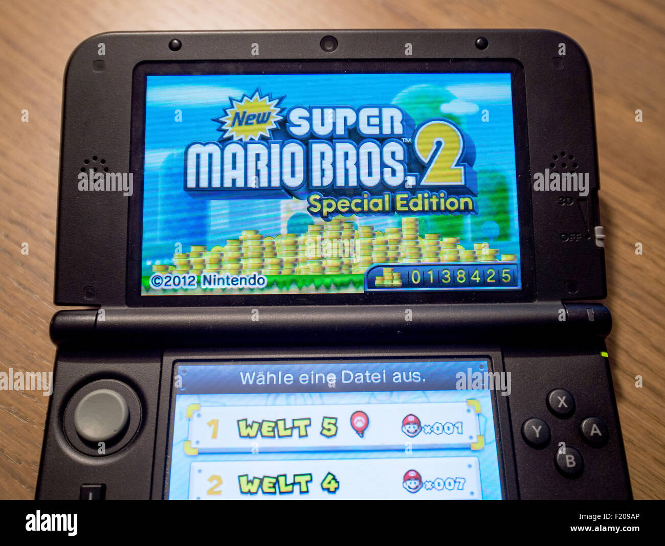 Sieversdorf Alemania 8 Sep 2015 Un Nino Juega Super Mario Bros 2 En Su Nintendo 3ds En Sieversdorf Alemania 8 De Septiembre De 2015 Super Mario Bros Es Un Salto N Ejecutar