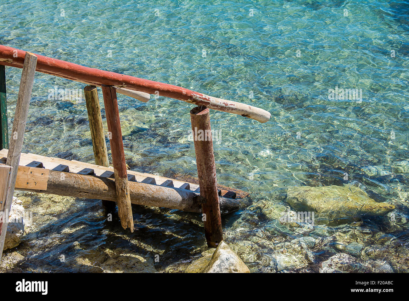 Escalera de madera conduce al mar Foto de stock