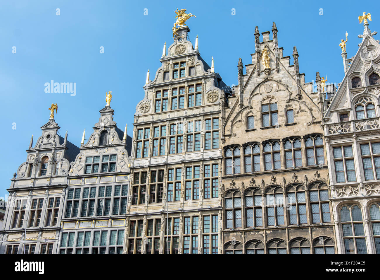 Edificios antiguos en el centro de Antwerp, Bélgica. Foto de stock