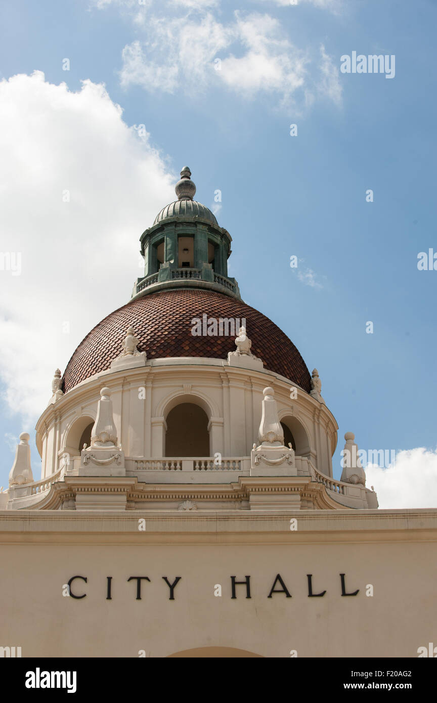 Cúpula de tejas y la cúpula sobre el Ayuntamiento de la Ciudad de Pasadena, California, USA. Foto de stock
