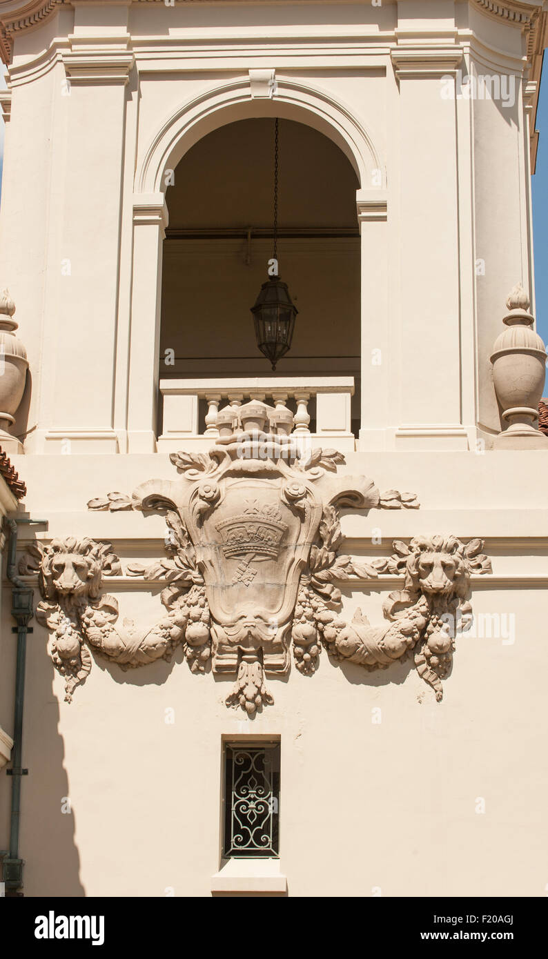 Escudo de armas en la pared del Ayuntamiento de la Ciudad de Pasadena, California, USA. Foto de stock