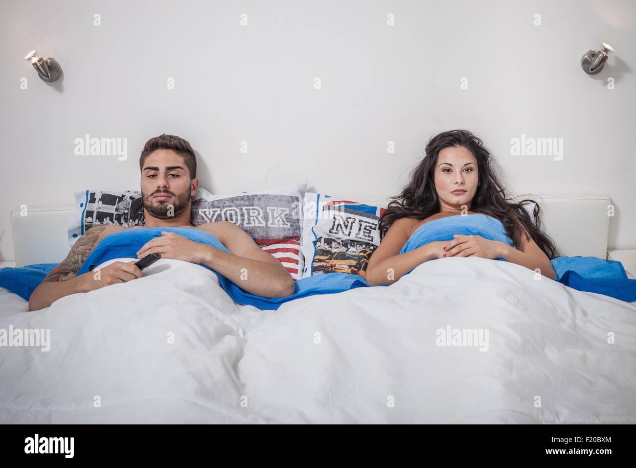 Pareja acostada en la cama fotografías e imágenes de alta resolución - Alamy Pareja acostada en la cama fotografías e imágenes de alta resolución - Alamy