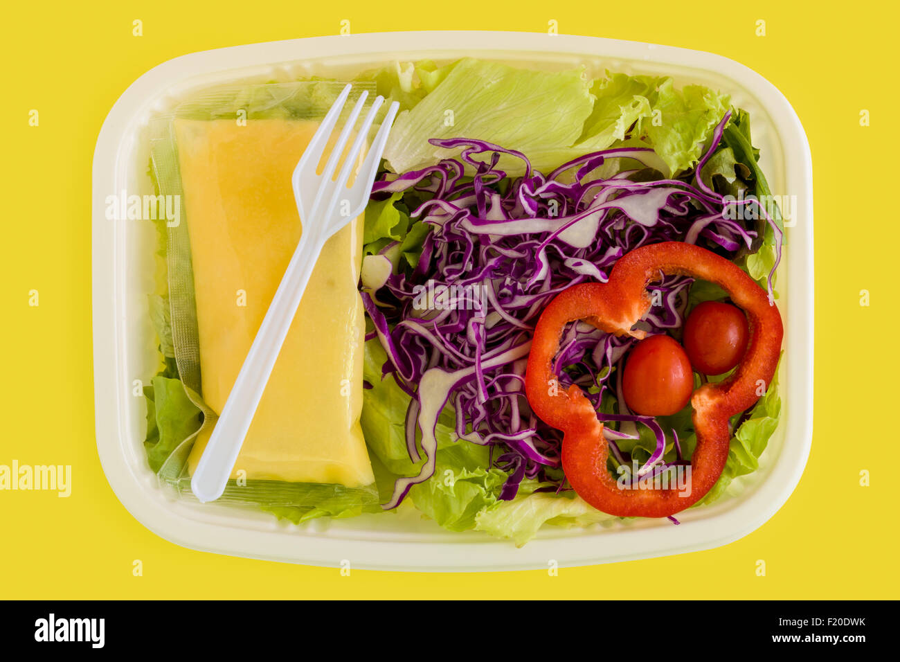 Ensalada para ir en platos desechables de plástico. Cómodo de llevar  Fotografía de stock - Alamy