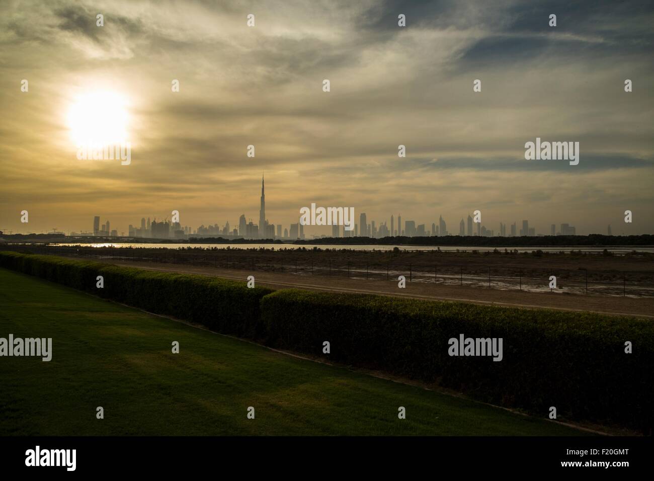 Vista lejana del Burj Khalifa y los edificios de la ciudad al amanecer, Dubai Foto de stock