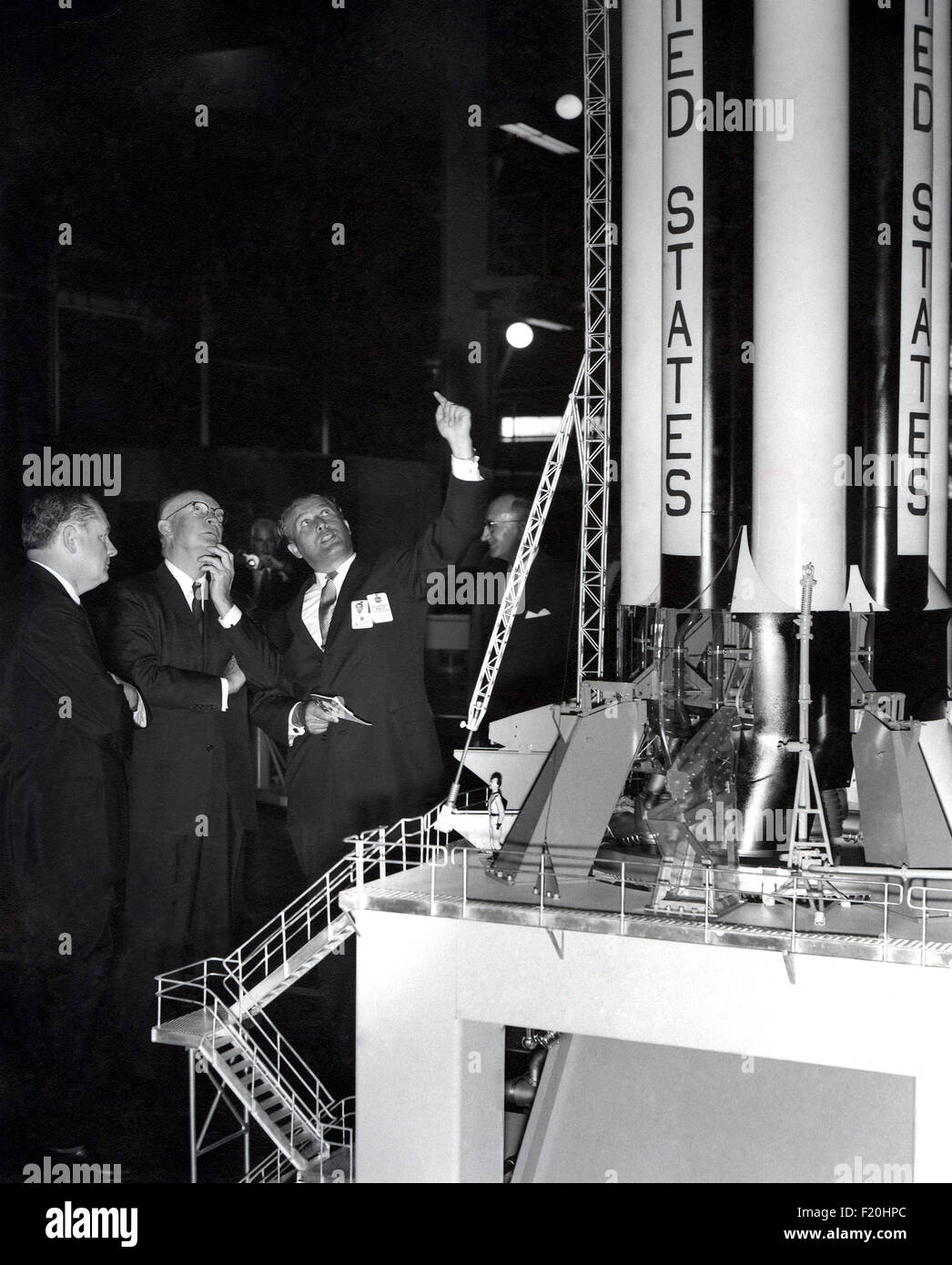 Científico de cohetes Wernher von Braun muestra presidente estadounidense Dwight Eisenhower (centro) un modelo del cohete Saturno V como administrador de la NASA, T. Keith Glennan mira durante la dedicación del Centro Marshall de Vuelos Espaciales de Septiembre 8, 1960 en Huntsville, Alabama. Foto de stock