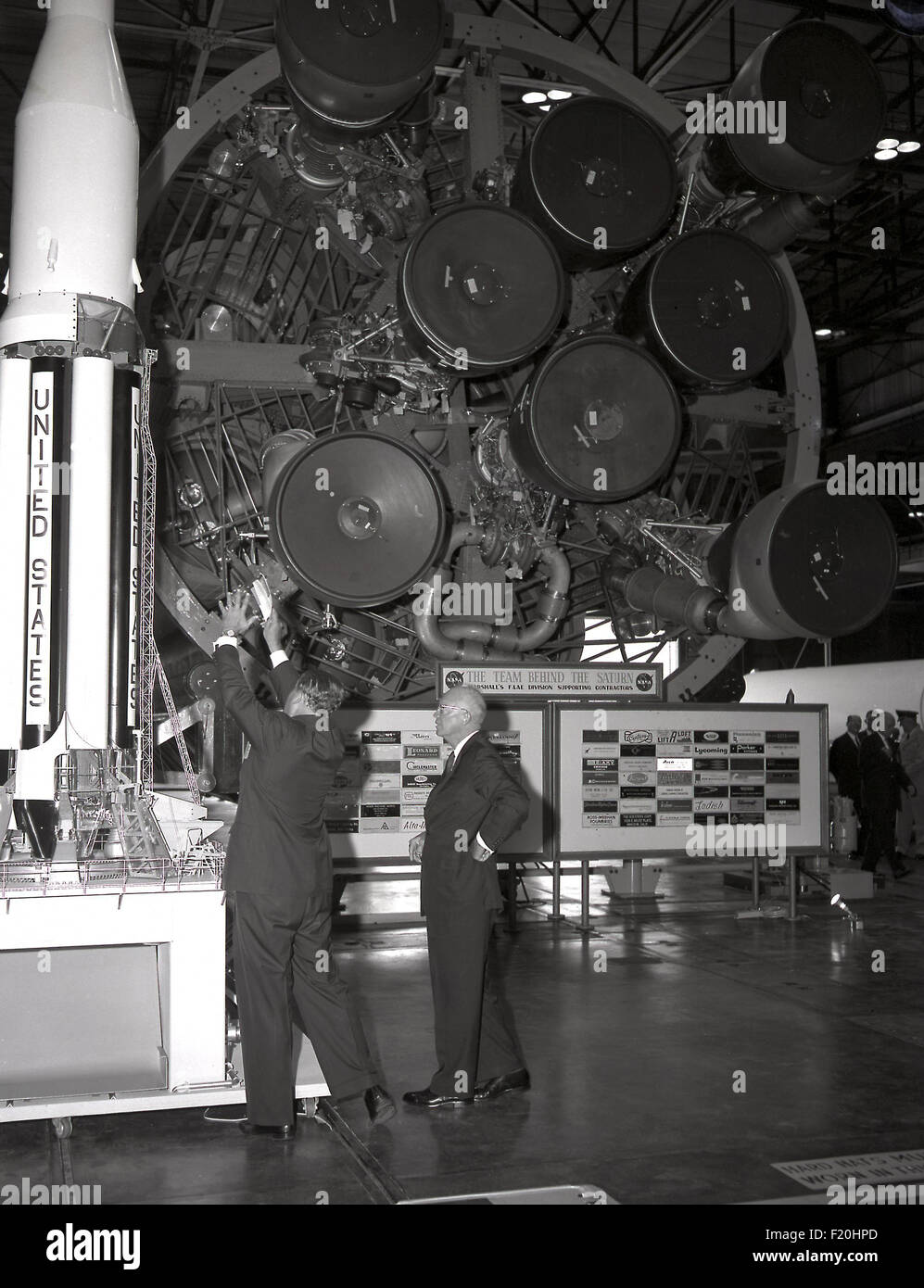 Científico de cohetes Wernher von Braun muestra el presidente de Estados Unidos, Dwight Eisenhower un modelo del cohete Saturno V durante la dedicación del Centro Marshall de Vuelos Espaciales de Septiembre 8, 1960 en Huntsville, Alabama. Foto de stock