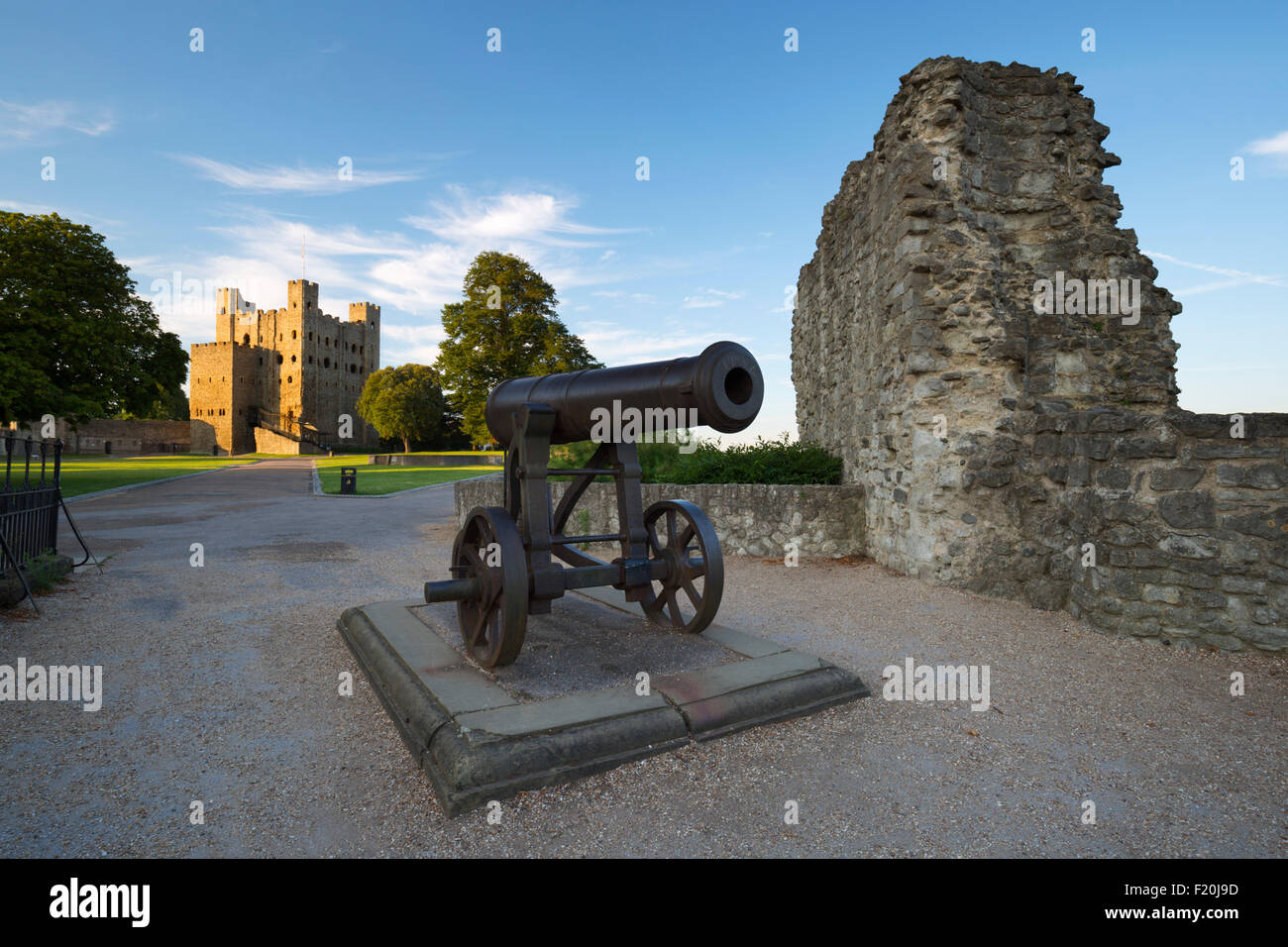 El cañón y el castillo de Rochester, Rochester, Kent, Inglaterra, Reino Unido, Europa Foto de stock