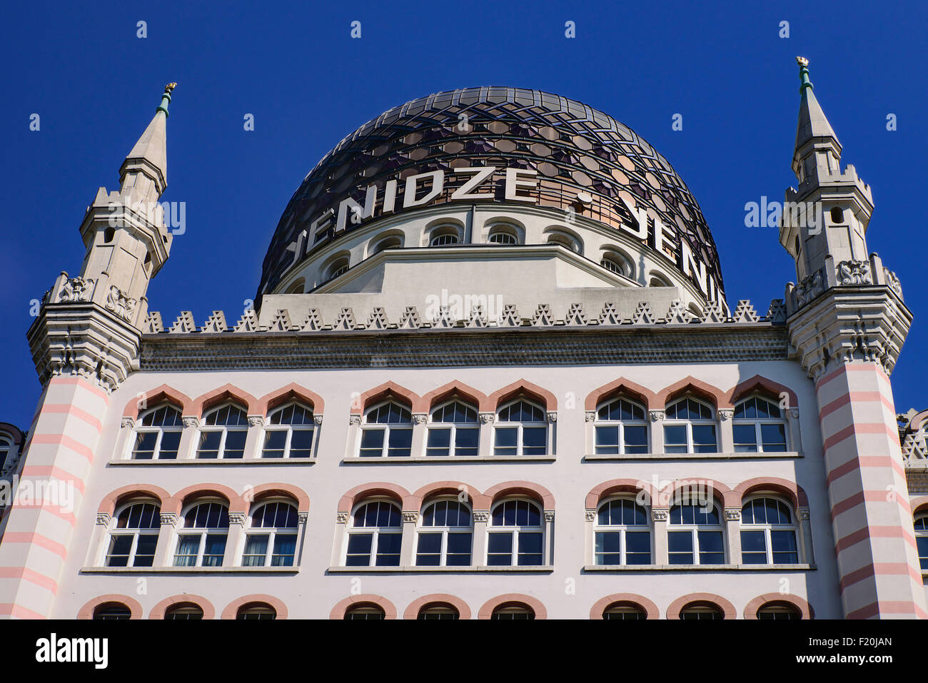 Alemania Sajonia Dresden el edificio Yenidze ex fábrica de tabacos construida en el estilo de una mezquita árabe ahora usado como oficinas Foto de stock