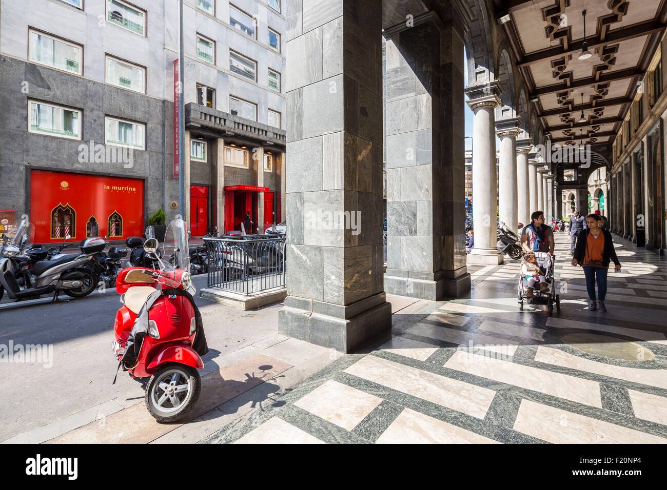 Italie, Lombardie, Milán, Tribunal Corso Giacomo Matteotti y entrada del hotel Boscolo Foto de stock
