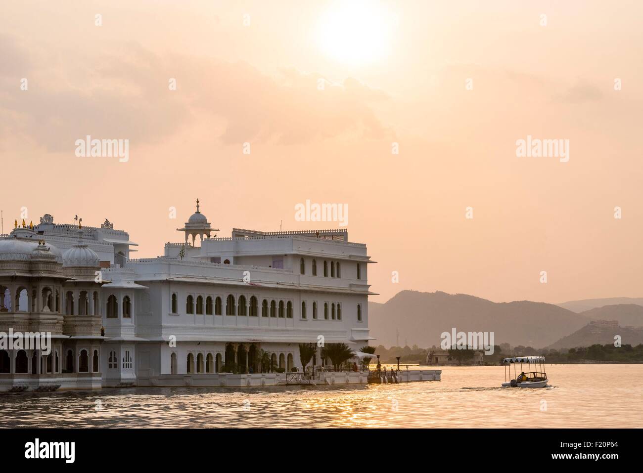 La India, el estado de Rajasthan, Udaipur, la puesta de sol sobre el lago Pichola Foto de stock