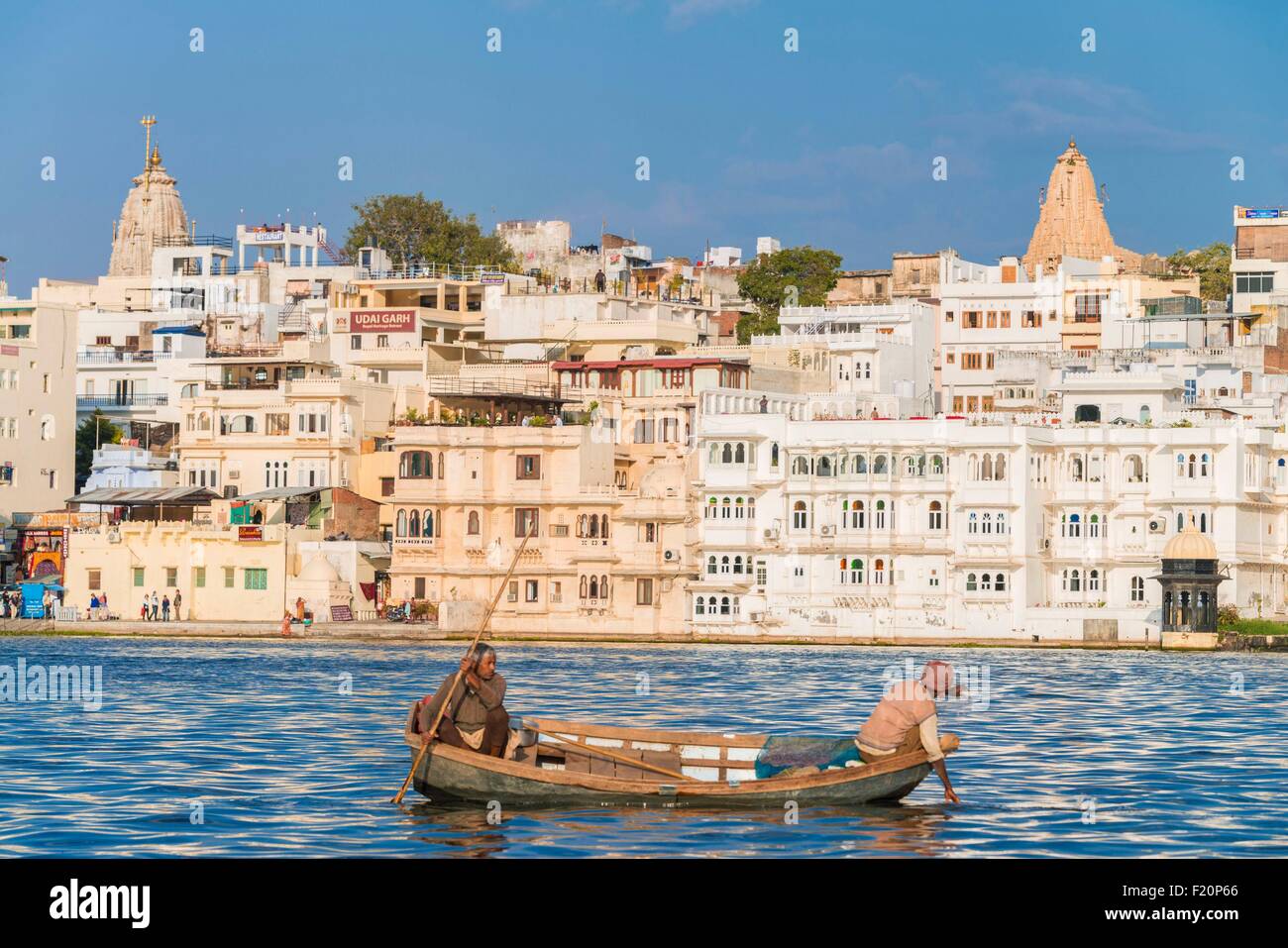 La India, el estado de Rajasthan, Udaipur, la pesca en el lago Pichola Foto de stock