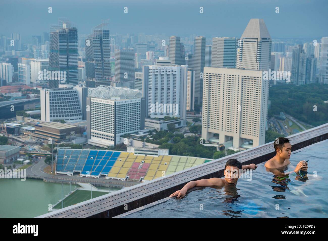 Singapur, Marina Bay, piscina en la azotea de Marina Bay Sands, el lujoso hotel inaugurado en el 2010 Foto de stock