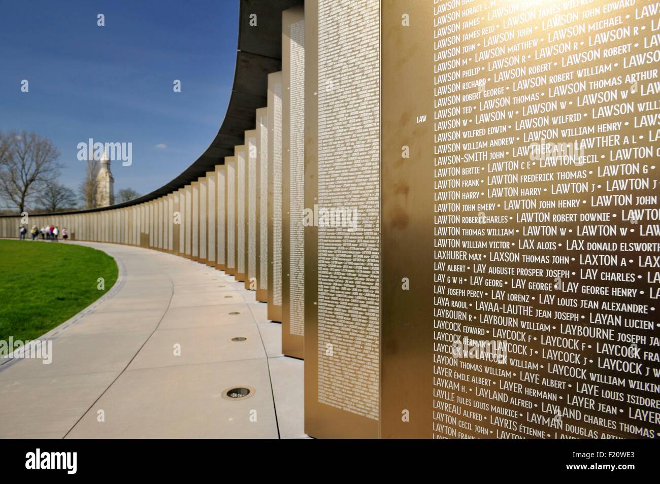 Francia, Pas de Calais, Ablain Saint Nazaire, necrópolis de Notre Dame de  Lorette, anillo de memoria, lista de nombres letra L Fotografía de stock -  Alamy