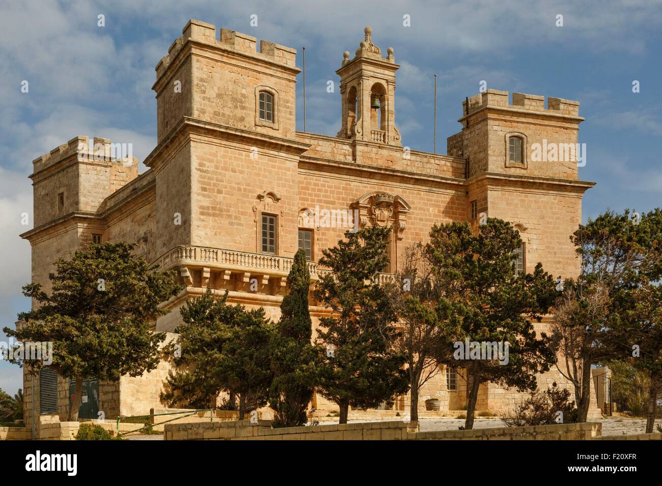 Malta, Mellieha, Selmun Palace, Vista exterior de un castillo de piedra neo-clásico Foto de stock