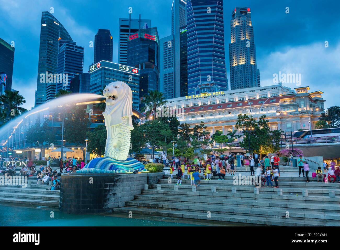 Singapur, centro de la ciudad, el distrito financiero con sus rascacielos, parque Merlion, emblema de la ciudad mitad león mitad-pez Foto de stock