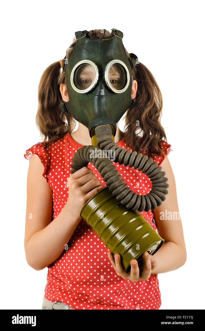 Foto vertical pequeña niña en máscara de gas, sobre fondo blanco, aislado Foto de stock