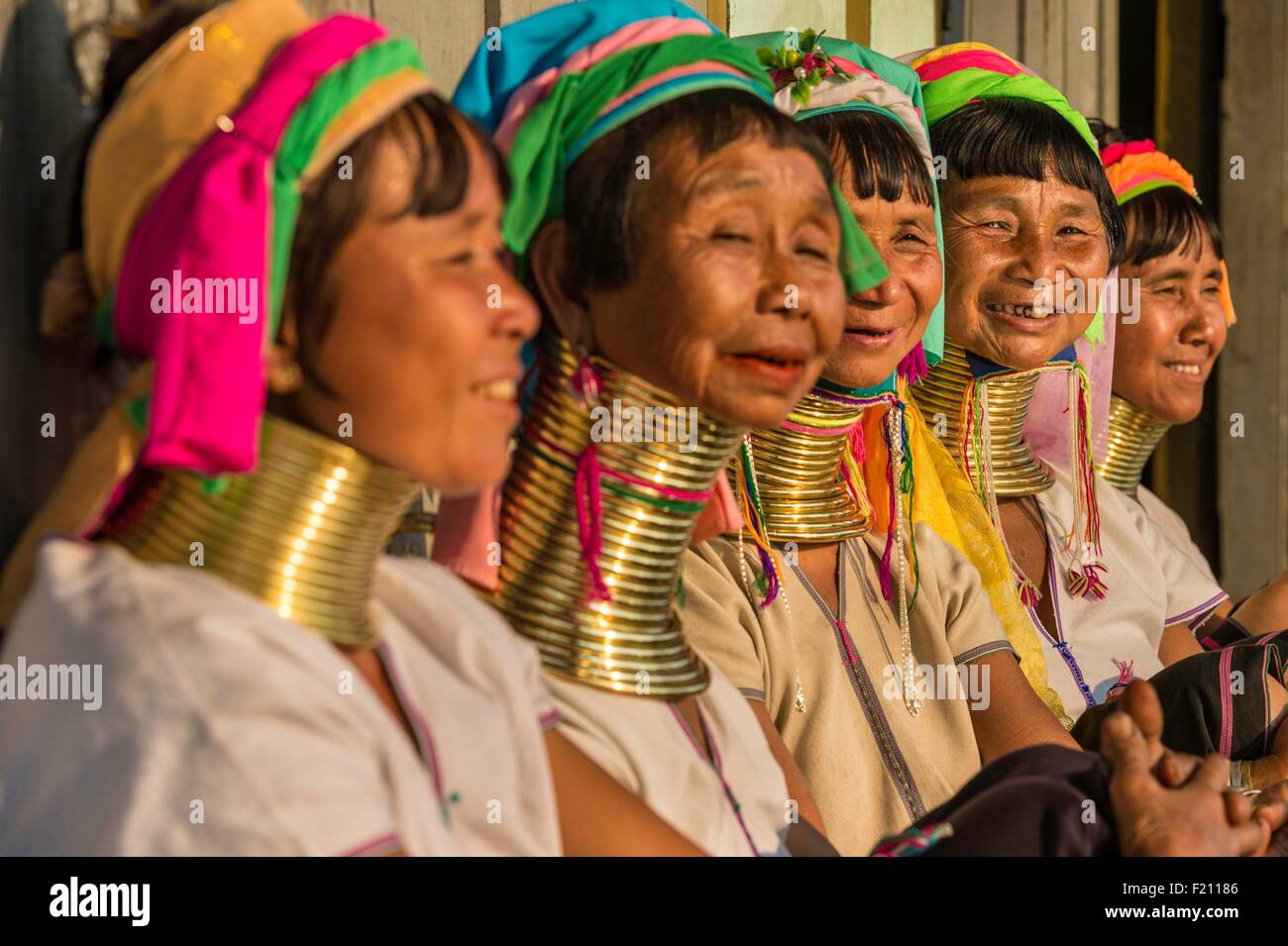 Myanmar (Birmania), el estado de Kayah, Kayan (tribu Padaung), zona de Loikaw, Kon Ta, grupo de mujeres llamado mujeres jirafa Foto de stock