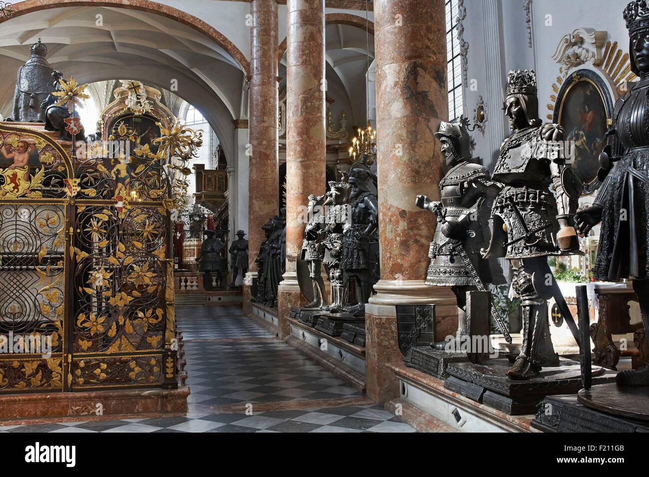 Austria, Tirol, Innsbruck, Imperial (iglesia Hofkirche), estatuas de bronce (los hombres negros) y el Mausoleo de Maximiliano I Foto de stock