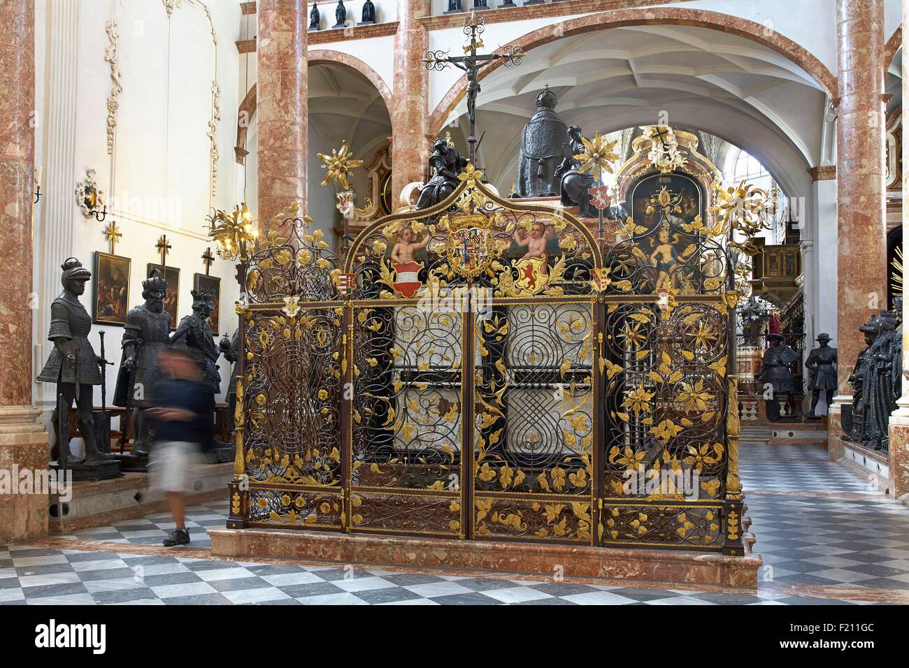 Austria, Tirol, Innsbruck, Imperial (iglesia Hofkirche), estatuas de bronce (los hombres negros) y el Mausoleo de Maximiliano I Foto de stock