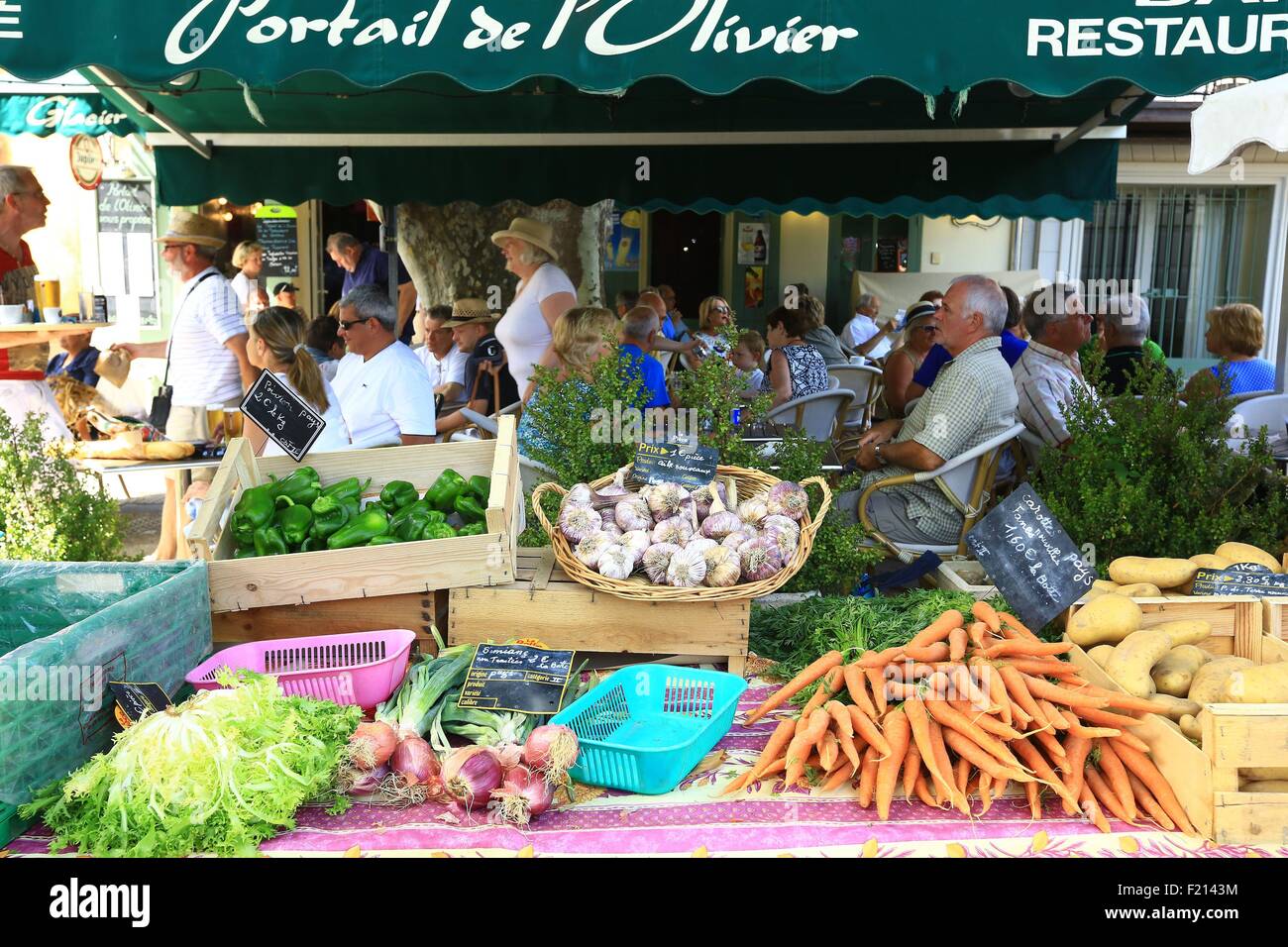 Francia, Vaucluse, Bedoin Avenue Barral fino mercado lunes Foto de stock