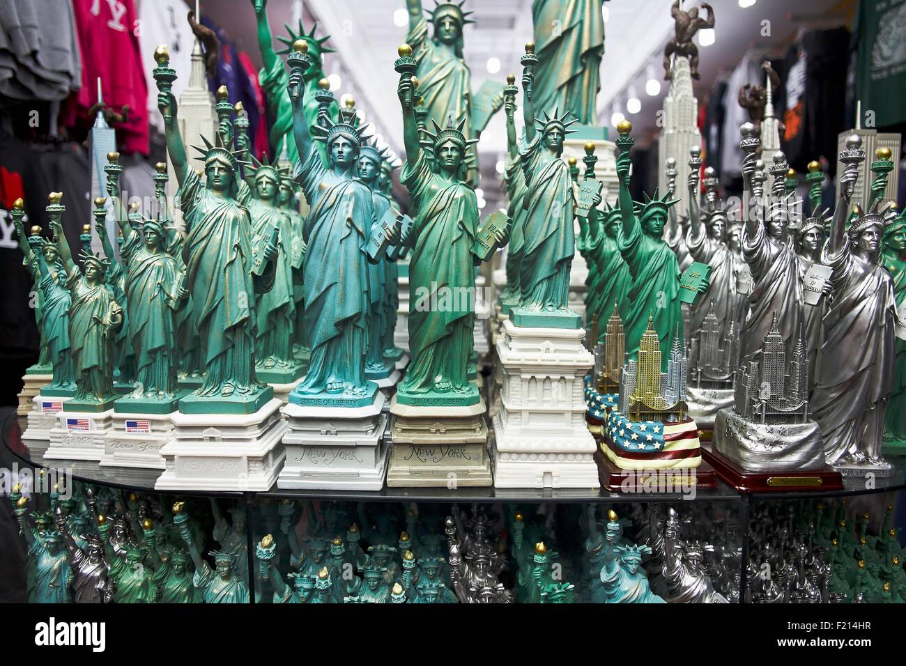 Statue of liberty gift shop fotografías e imágenes de alta resolución