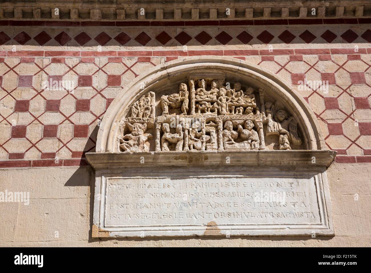 Francia, Ródano, Lyon, sitio histórico, bajorrelieve, St Martin d'Ainay Basílica antigua iglesia abacial de estilo románico (siglo XII) Foto de stock