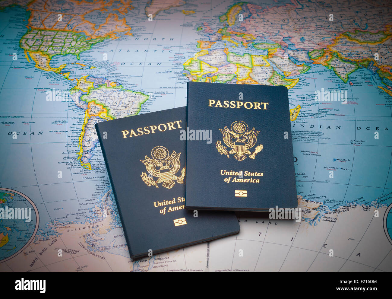 Los pasaportes en un mapa del mundo Foto de stock