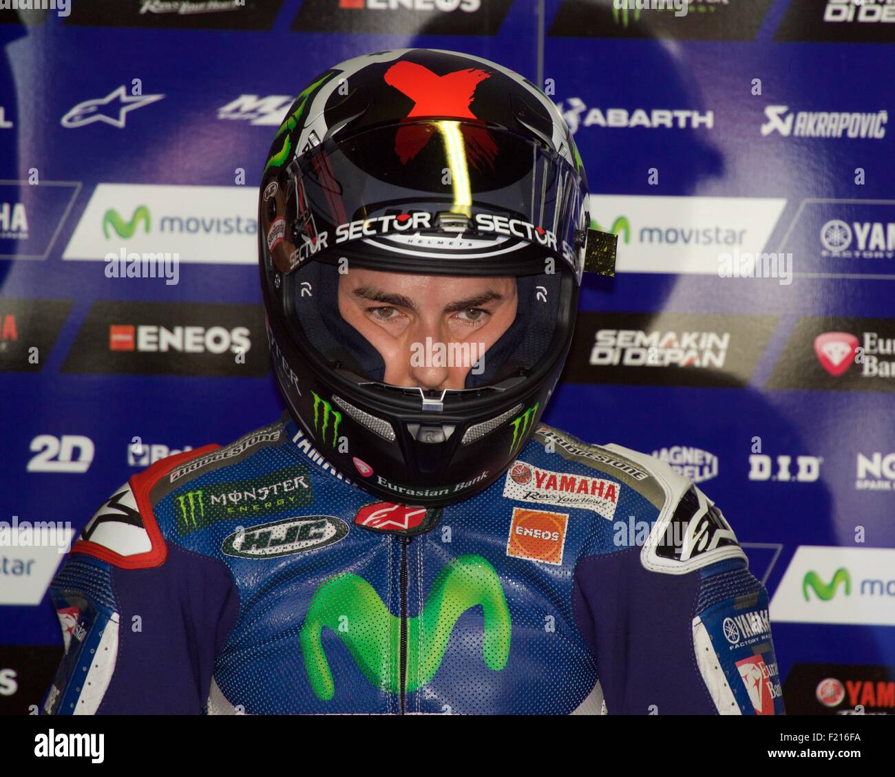 El Circuit de Catalunya, España 13 de junio de 2015. Jorge Lorenzo en la reflexión profunda durante la fase de clasificación para la carrera de MotoGP en el Gran Prem Foto de stock