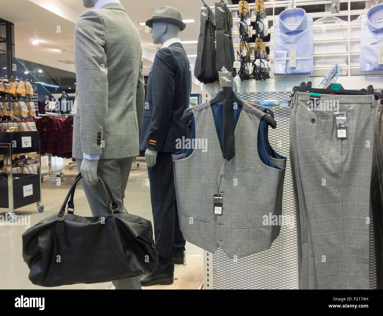 Trajes y chalecos en Primark tienda. Inglaterra, Reino Unido Fotografía de  stock - Alamy