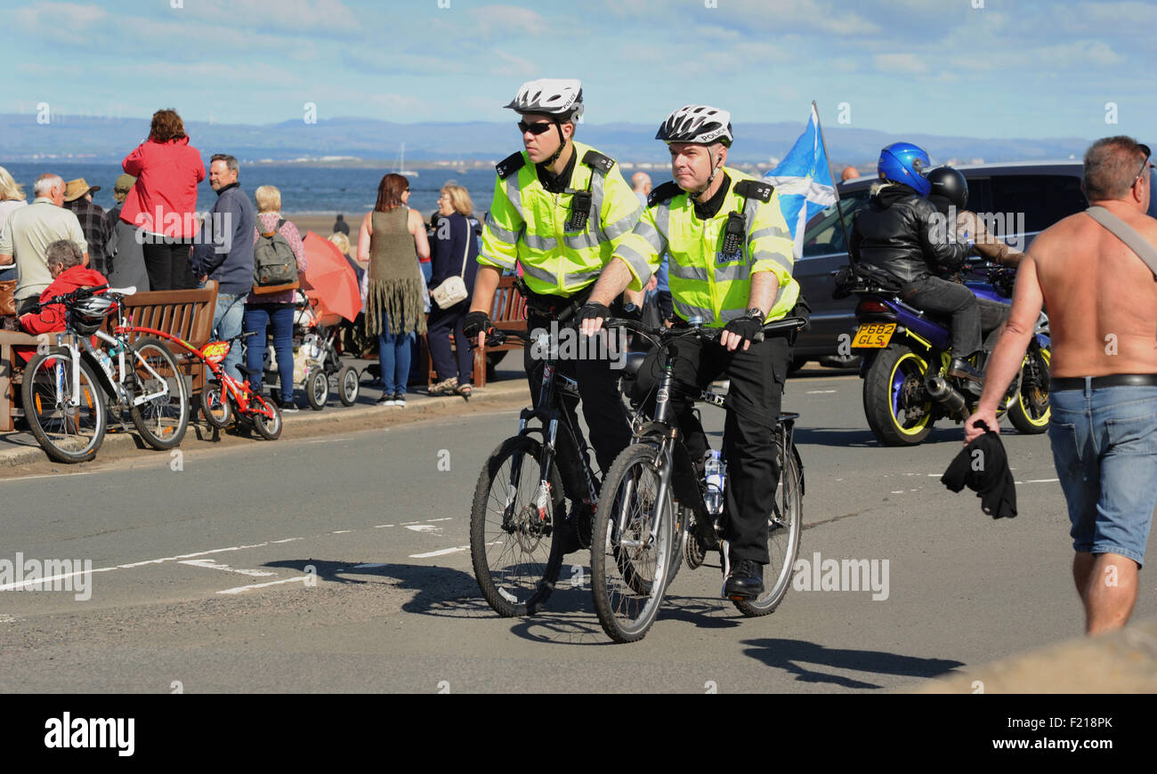 Oficiales de policía en ciclos caminos de patrullaje RE CRIMEN policiales en la comunidad costera de salud eventos FITNESS bicicletas ciclismo policías UK Foto de stock