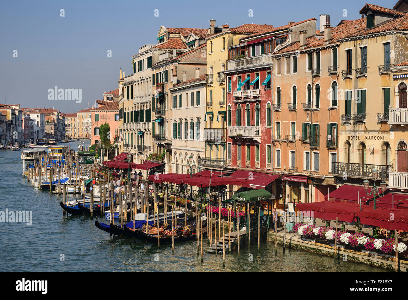 Italia, Venecia, Gran Canal visto desde el Puente de Rialto. Foto de stock