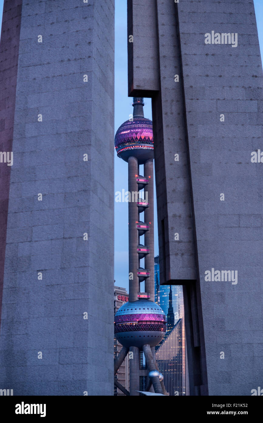 La Oriental Pearl Tower vistos a través de imponentes pilares grises en el distrito financiero de Pudong de Shanghai, Shanghai, China, Asia Foto de stock