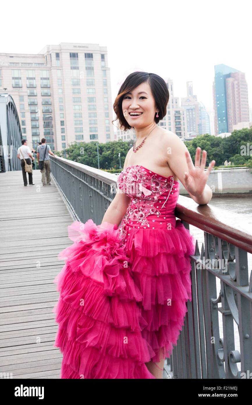 Pink strapless dress fotografías e imágenes de alta resolución - Alamy Pink strapless dress fotografías e imágenes de alta resolución - Alamy