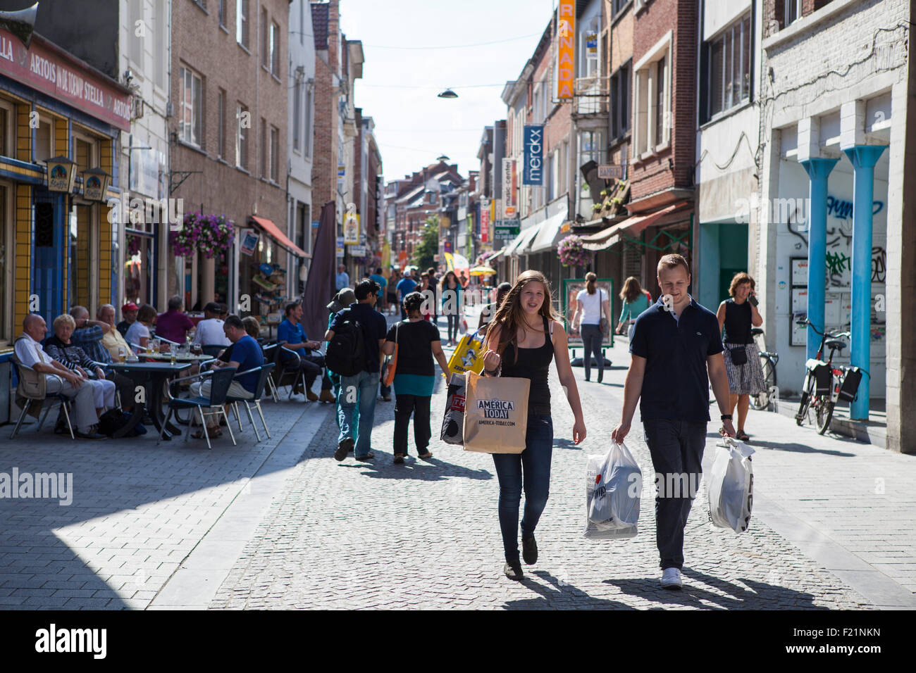 Pareja de compras en la calle comercial en un día soleado de verano, en el centro de Lovaina en Bélgica Foto de stock