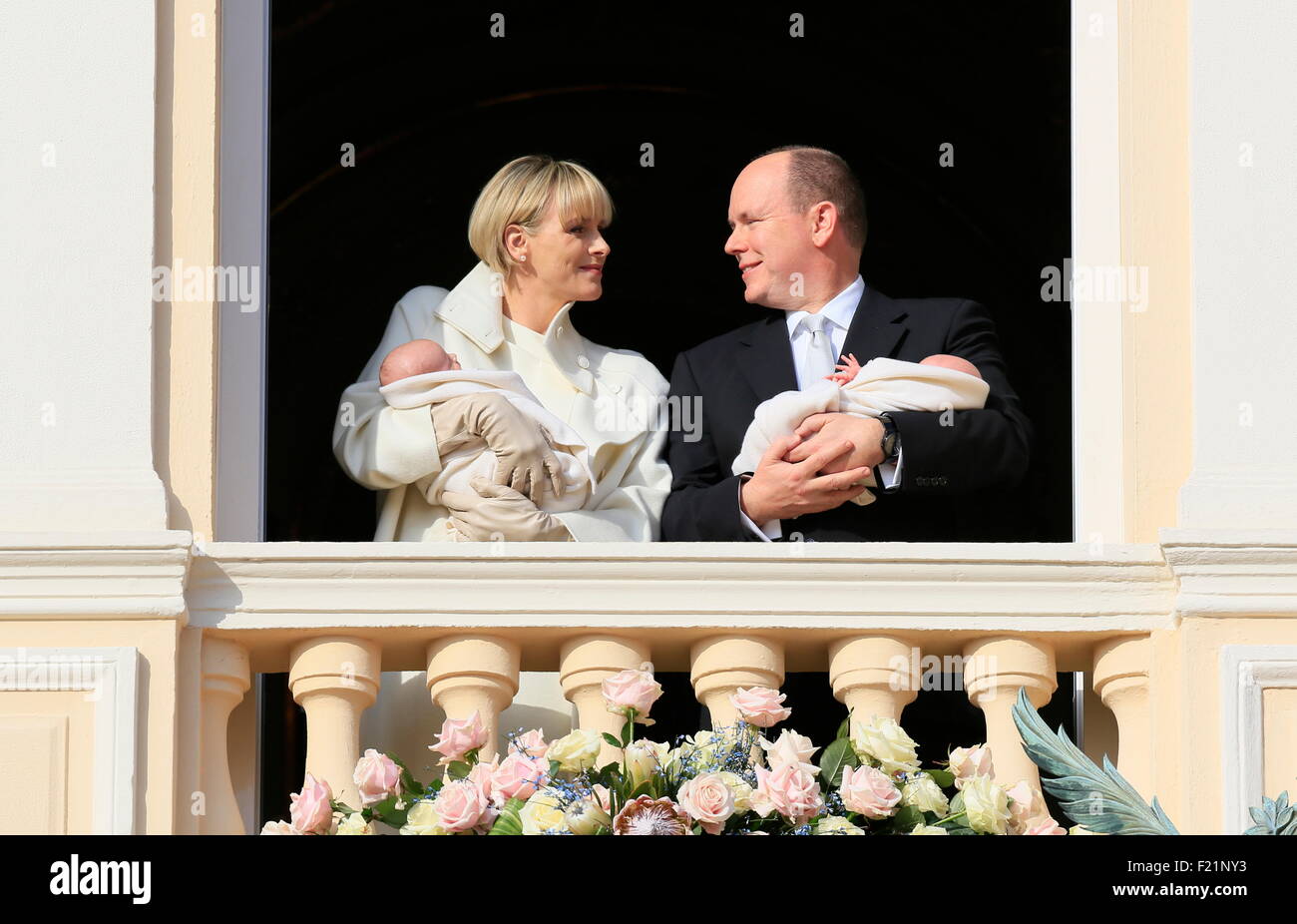 La princesa Charlene y el Príncipe Alberto II de Mónaco presentando sus gemelos Príncipe Jacques y la Princesa Gabrielle en el palacio Foto de stock