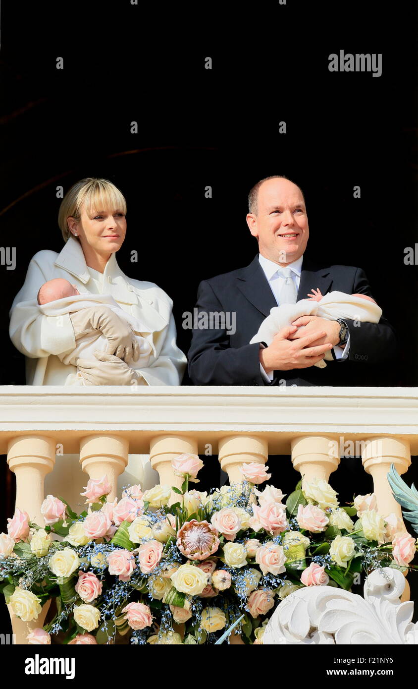 La princesa Charlene y el Príncipe Alberto II de Mónaco presentando sus gemelos Príncipe Jacques y la Princesa Gabrielle en el palacio Foto de stock